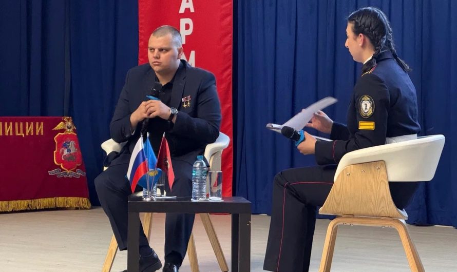 В Москве прошли уроки мужества с Героем России Эдуардом Казымовым